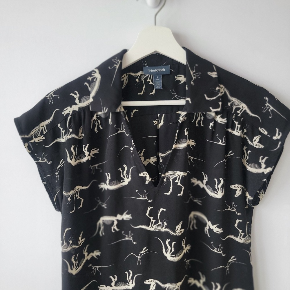 ModCloth women's dinosaur skeleton print top size s short-sleeve V-neck - Picture 3 of 7